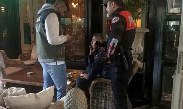 AVM'ye silahla giren yabancılar. Polis hepsini yakaladı