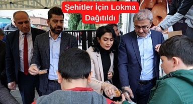 Eyüp Sultan Camii Meydanı'nda şehitler için lokma dağıtıldı