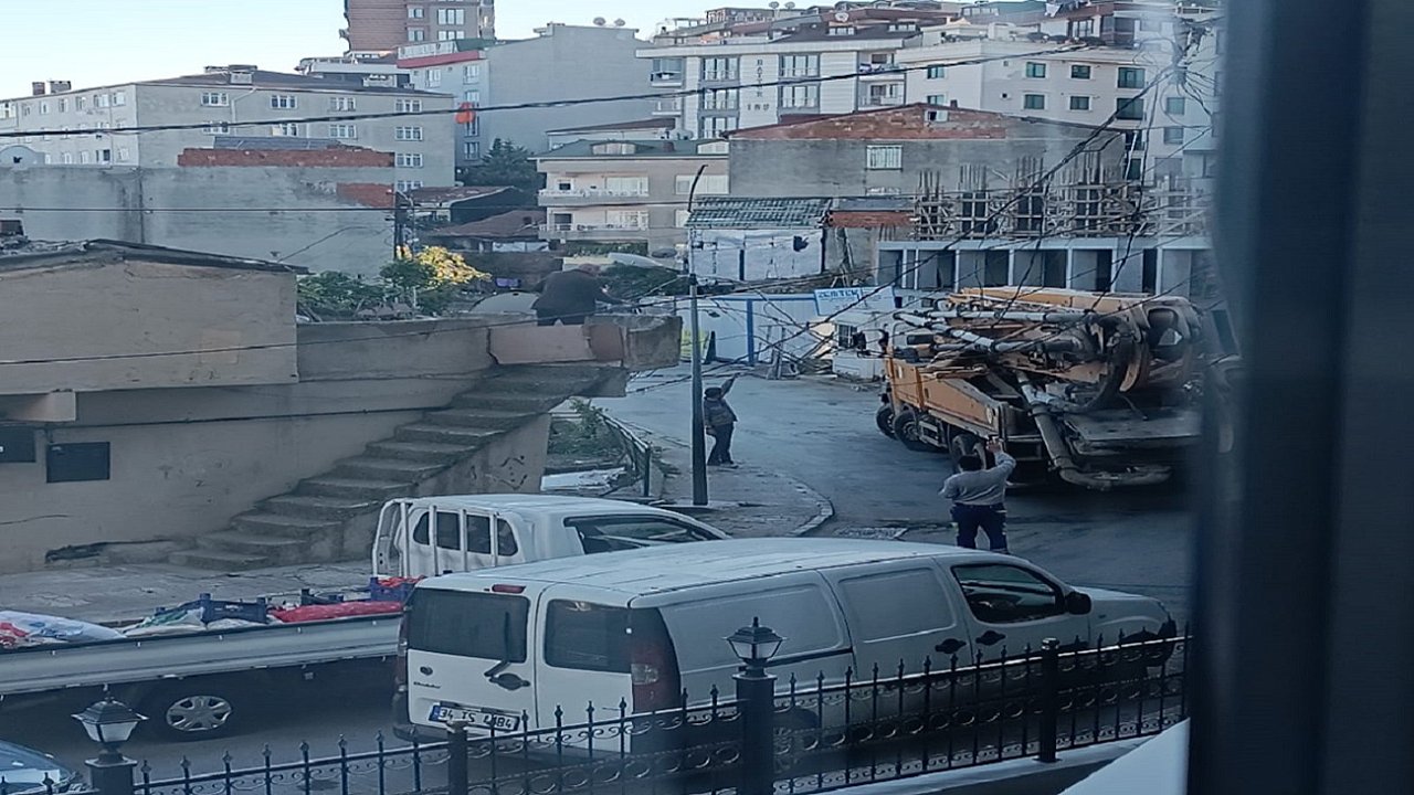 Hafriyat kamyonu direği yıktı. Mahallede elektrikler kesildi