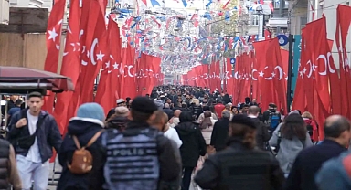 İstiklal Caddesi Türk bayraklarıyla donatıldı