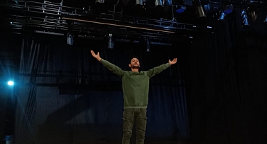 Oyuncu Sezer Özacar uzun zaman sonra sahnelere adım attı