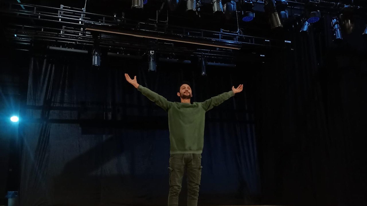 Oyuncu Sezer Özacar uzun zaman sonra sahnelere adım attı