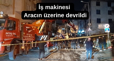 İş makinesi aracın üzerine devrildi