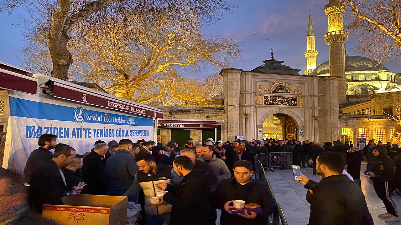 İSTANBUL ÜLKÜ OCAKLARI’NDAN EYÜP SULTAN CAMİİ ÖNÜNDE 1500 KİŞİYE SICAK ÇORBA