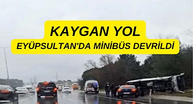 Kaygan yolda kontrolden çıkan minibüs devrildi