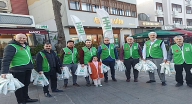 İHH Eyüpsultan Şubesi iftariyelik dağıttı.
