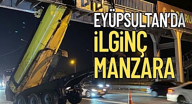 Kamyon Üst Geçide Çarptı, Dorse İkiye Ayrıldı