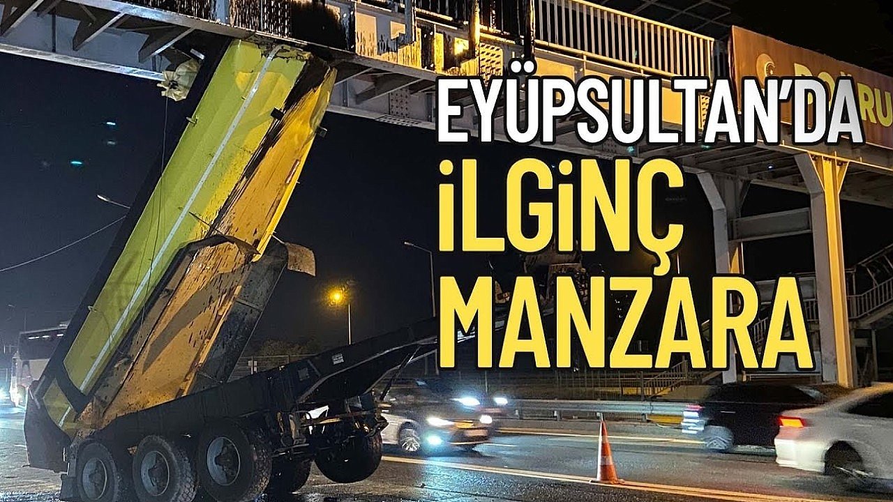 Kamyon Üst Geçide Çarptı, Dorse İkiye Ayrıldı
