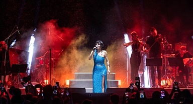 Göksel, Artİstanbul Feshane’de hayranları ile buluştu