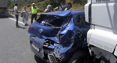  Hafriyat kamyonu yanlış yola giren otomobile çarptı. Kazada, 86 yaşındaki kadın yaralandı.