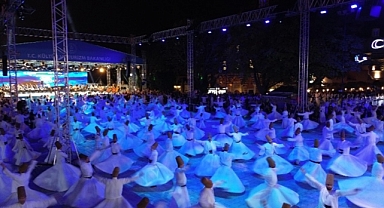 Ayasofya Meydanı'nda 750 semazen aynı anda sema etti