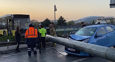 İETT Otobüsü Elektrik Direğine Çarptı, Aracın Üzerine Devrildi.!