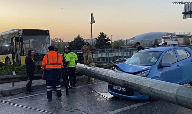 İETT Otobüsü Elektrik Direğine Çarptı, Aracın Üzerine Devrildi.!
