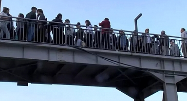 Metrobüs üstgeçinde vatandaşlar isyan etti: 40 dakikada geçebildiler