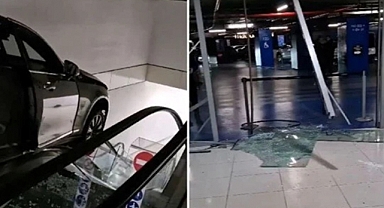 İstanbul'da otomobil AVM'ye daldı, yürüyen merdivene saplandı! 1'i ağır 3 yaralı