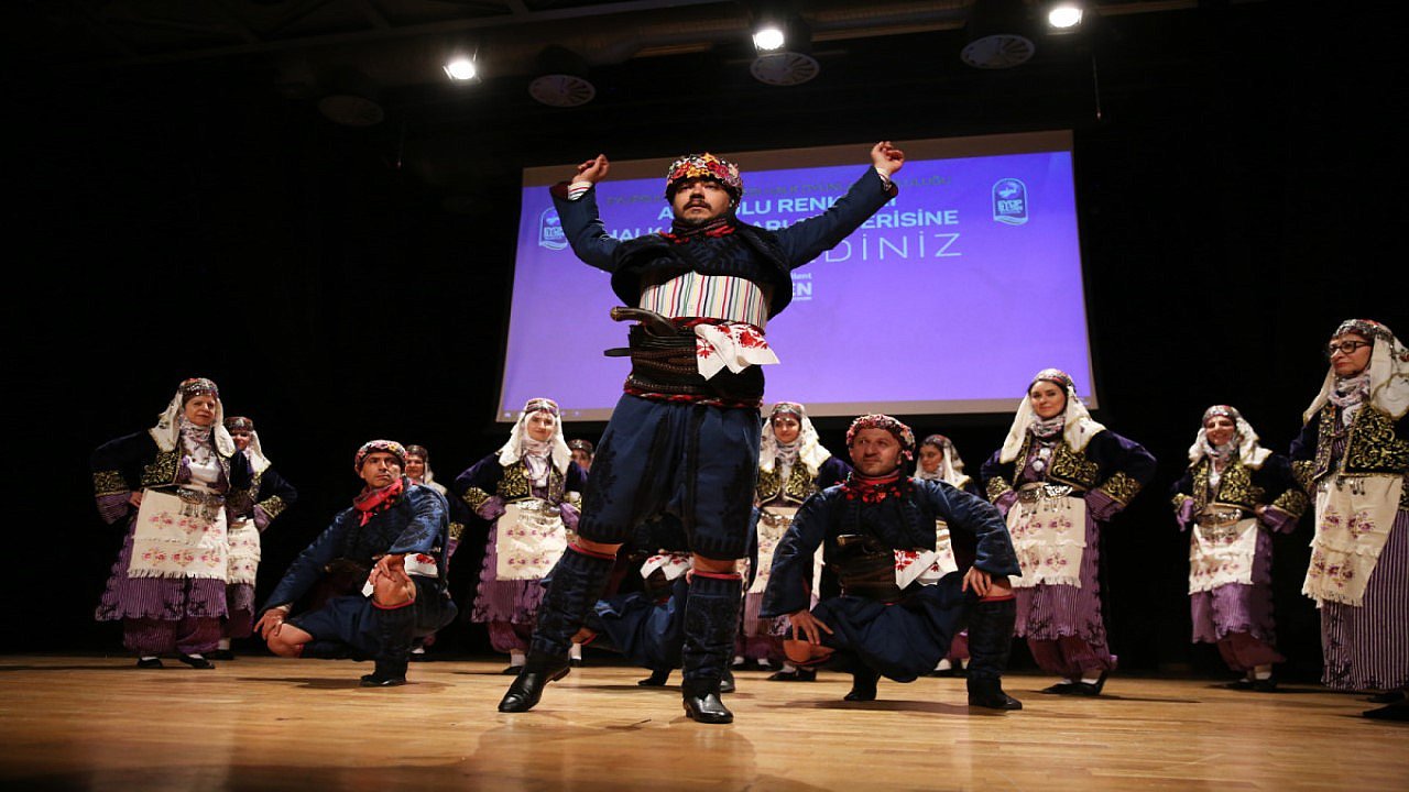 Halk Oyunları Topluluğu’ndan “Anadolu Renkleri” gösterisi