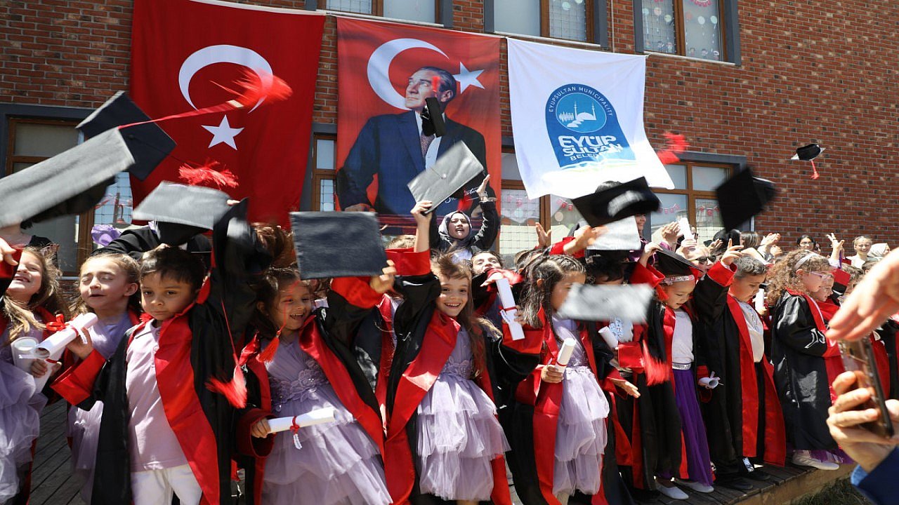 Eyüpsultan Belediyesi Anaokulları ve Akademisi kep atma töreni düzenledi
