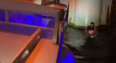 Haliç'de Denize Düşen Genci Tur Teknesi Kurtardı