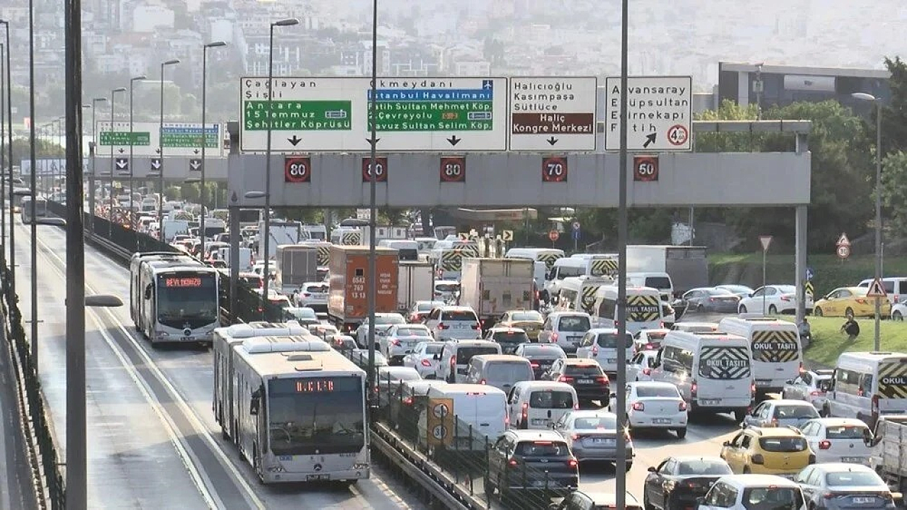 Ankara yönünde trafik durdu! Yol bakımı Haliç'i kilitledi!