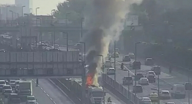 Son dakika: İstanbul, Haliç Köprüsü'nde metrobüs yangını!