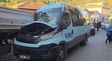 İstanbul'da minibüs park halindeki TIR'a çarptı: 8 yaralı