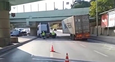 İstanbul'da üst geçide çarpan tır, dorsesinden ayrıldı