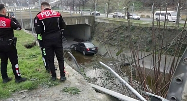 Gaziosmanpaşa'da otomobil su kanalına uçtu