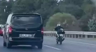 Eyüpsultan'da tehlikeli yolculuk, yatarak motosiklet sürdü!