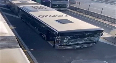 İstanbul Sefaköy'de iki metrobüs çarpıştı: Yaralılar var!