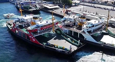 İstanbul Sirkeci'de feribot iskeleye çarptı
