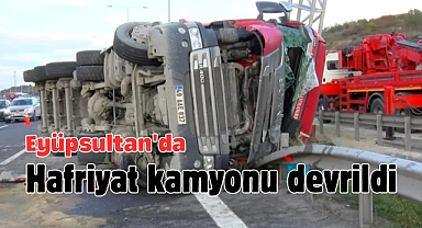 Eyüpsultan'da hafriyat kamyonu devrildi: Sürücü yaralandı