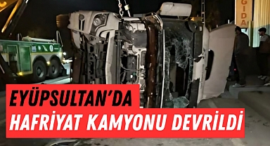 Eyüpsultan'da mıcır yüklü hafriyat kamyonu devrildi