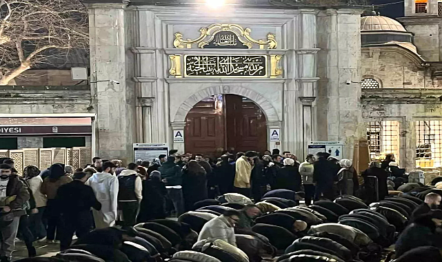 İstanbul'da Kadir Gecesi coşkusu: Eyüpsultan Camii doldu