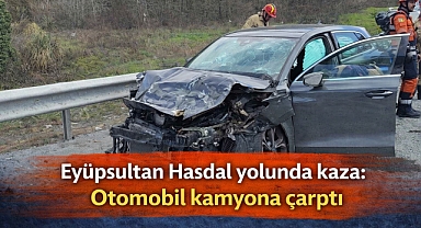 Eyüpsultan'da hafriyat kamyonuna çarpan araç hurdaya döndü