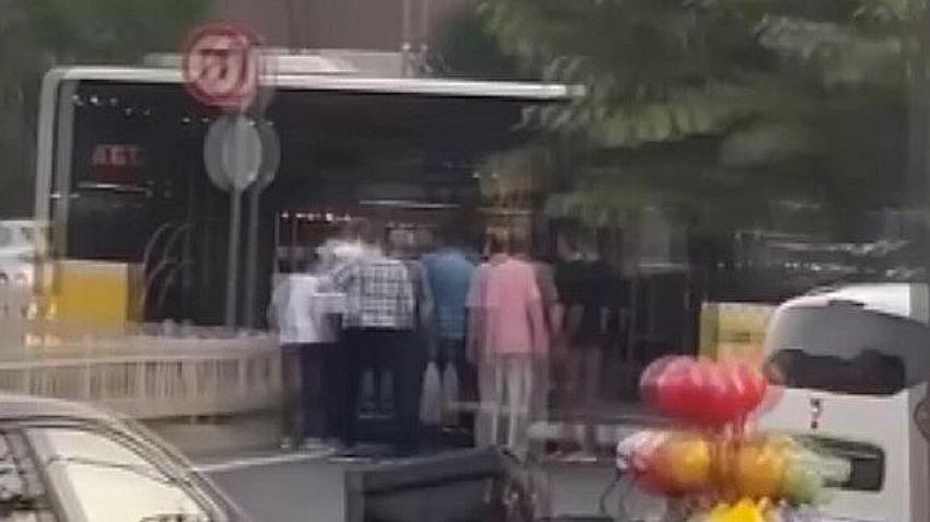 Eyüpsultan'da Arızalanan İETT Otobüsü Trafiği Felç Etti