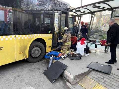 Eyüpsultan'da İETT otobüsü durağa daldı: 2 yaralı | Eyüpsultan Haber