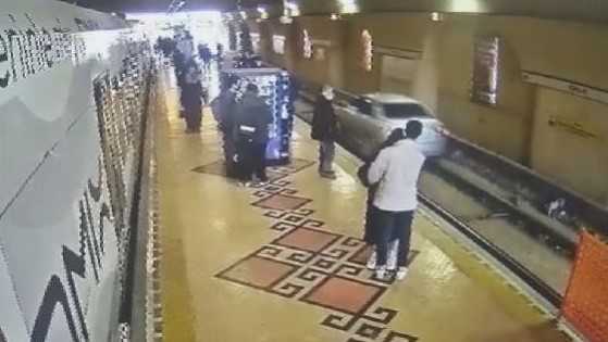 Tramvay yoluna giren sürücü, raylarda mahsur kaldı.| Eyüpsultan Haber