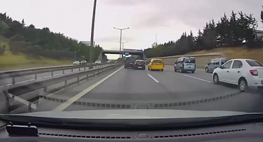 Eyüpsultan'da Zincirleme Kaza: 4 Araç Hasar Gördü